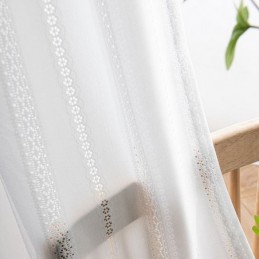 Bílé Průsvitné Závěsy, Žakárové Závěsy V Severském Stylu Do Obývacího Pokoje A Ložnice