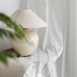Klasická Geometrická Okenní Zástěna S Bílou Výšivkou Z Organzy Do Obývacího Pokoje, Závěs Na Míru